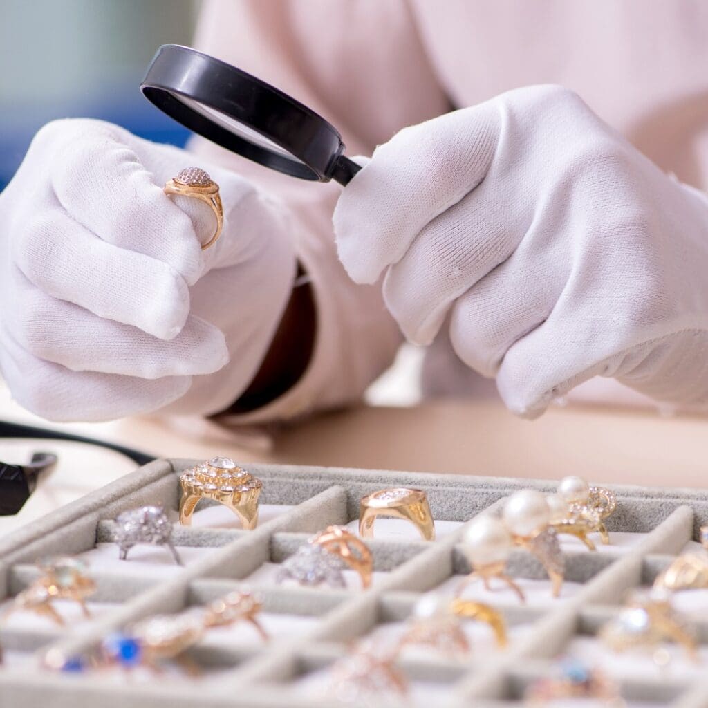 Alter männlicher Juwelier in der Werkstatt